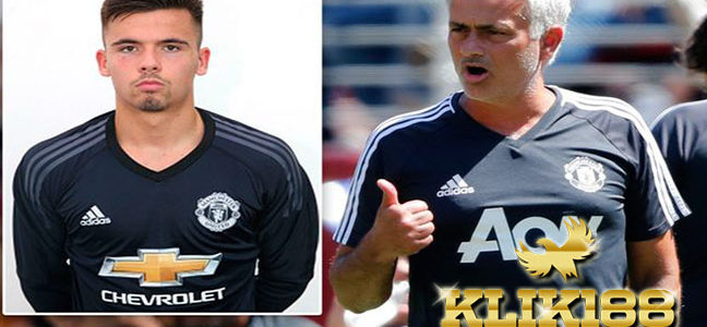 Manchester United Resmi Rampungkan Transfer Kiper 18 Tahun