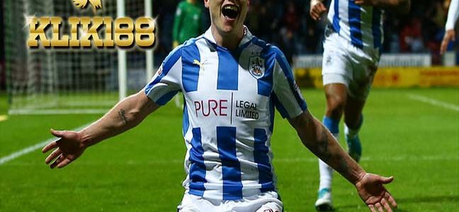 Striker Legendaris Arsenal Puji Performa Apik Aaron Mooy